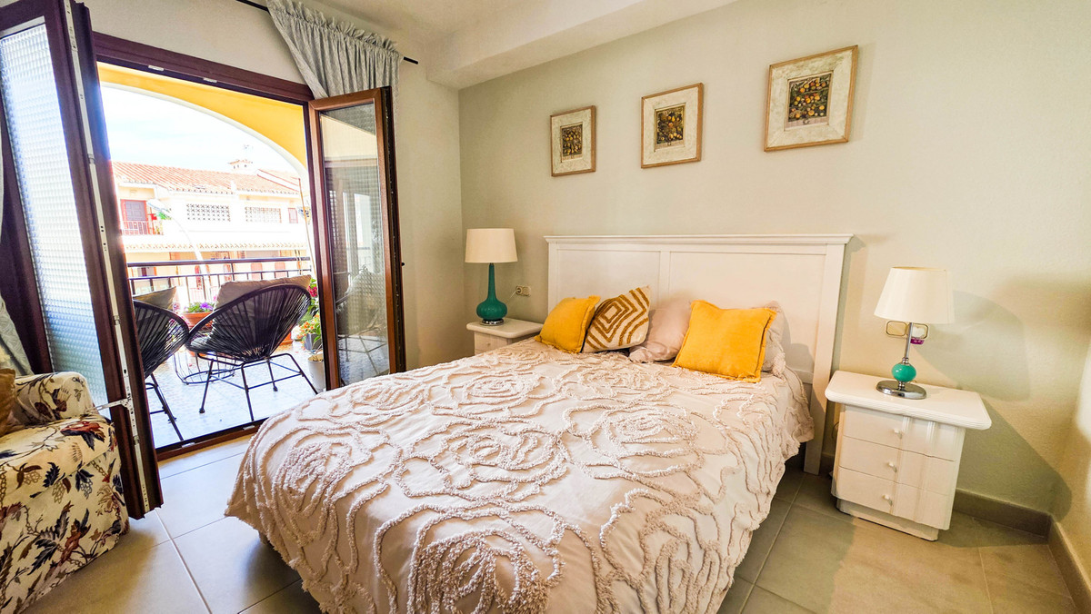 3 Bed Apartment for sale in La Duquesa Costa Del Sol, Málaga, Spain
