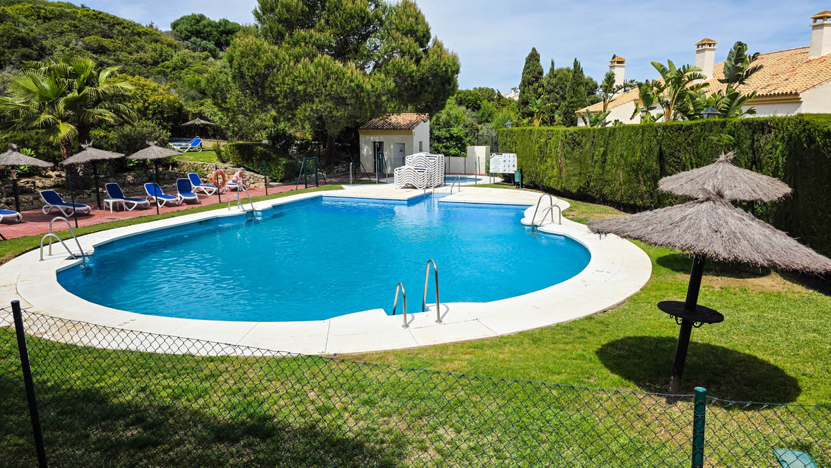 3 Bed Apartment for sale in La Duquesa Costa Del Sol, Málaga, Spain