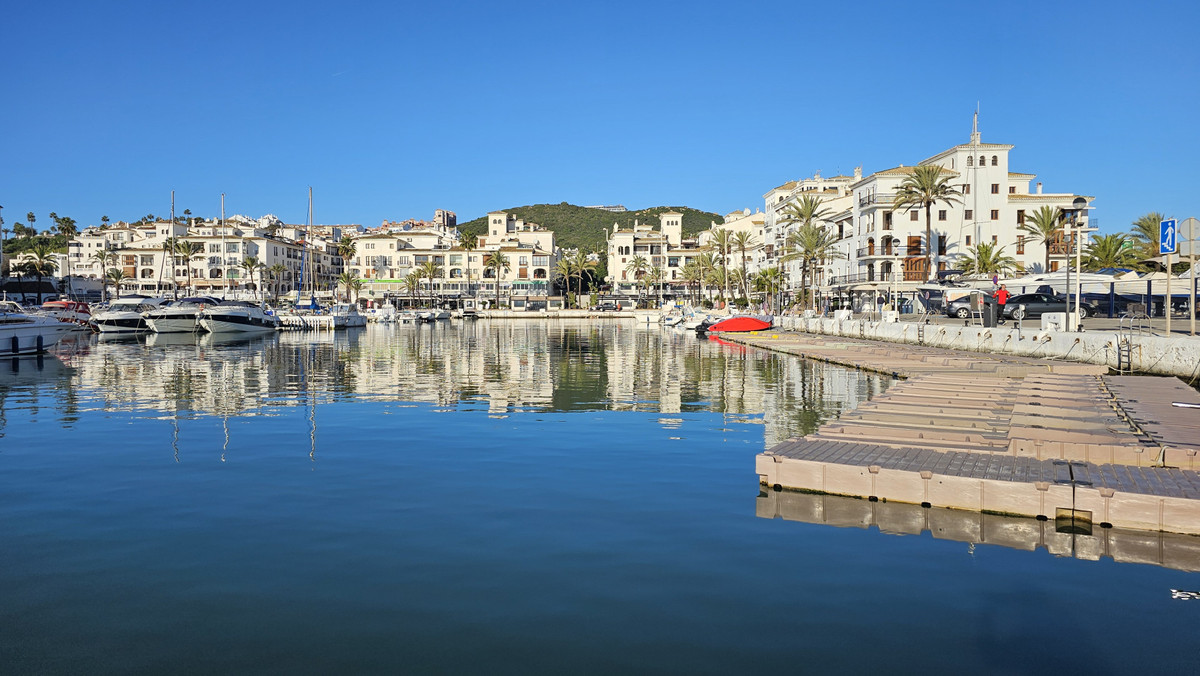 3 Bed Apartment for sale in La Duquesa Costa Del Sol, Málaga, Spain