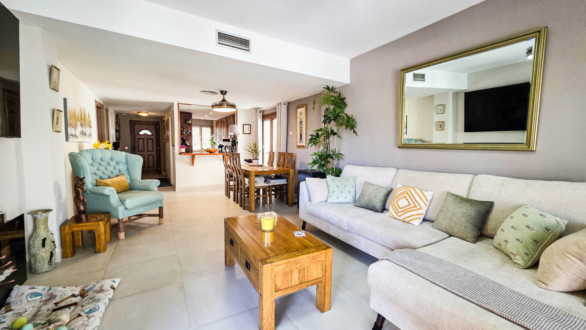 3 Bed Apartment for sale in La Duquesa Costa Del Sol, Málaga, Spain