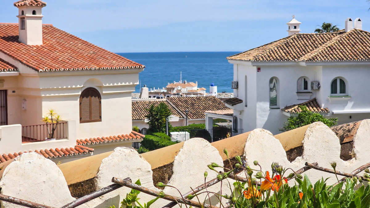 3 Bed Apartment for sale in La Duquesa Costa Del Sol, Málaga, Spain