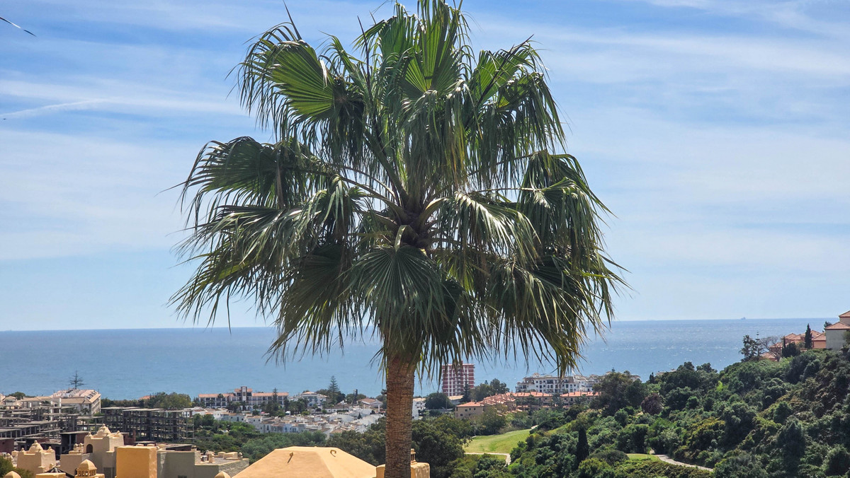 3 Bed Apartment for sale in La Duquesa Costa Del Sol, Málaga, Spain