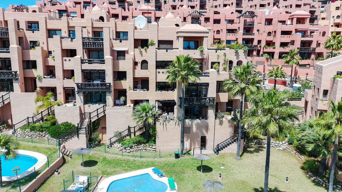 3 Bed Apartment for sale in La Duquesa Costa Del Sol, Málaga, Spain