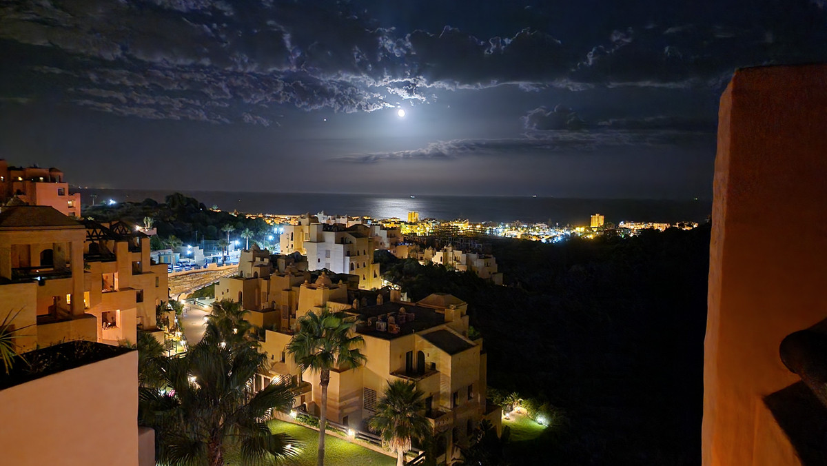 3 Bed Apartment for sale in La Duquesa Costa Del Sol, Málaga, Spain