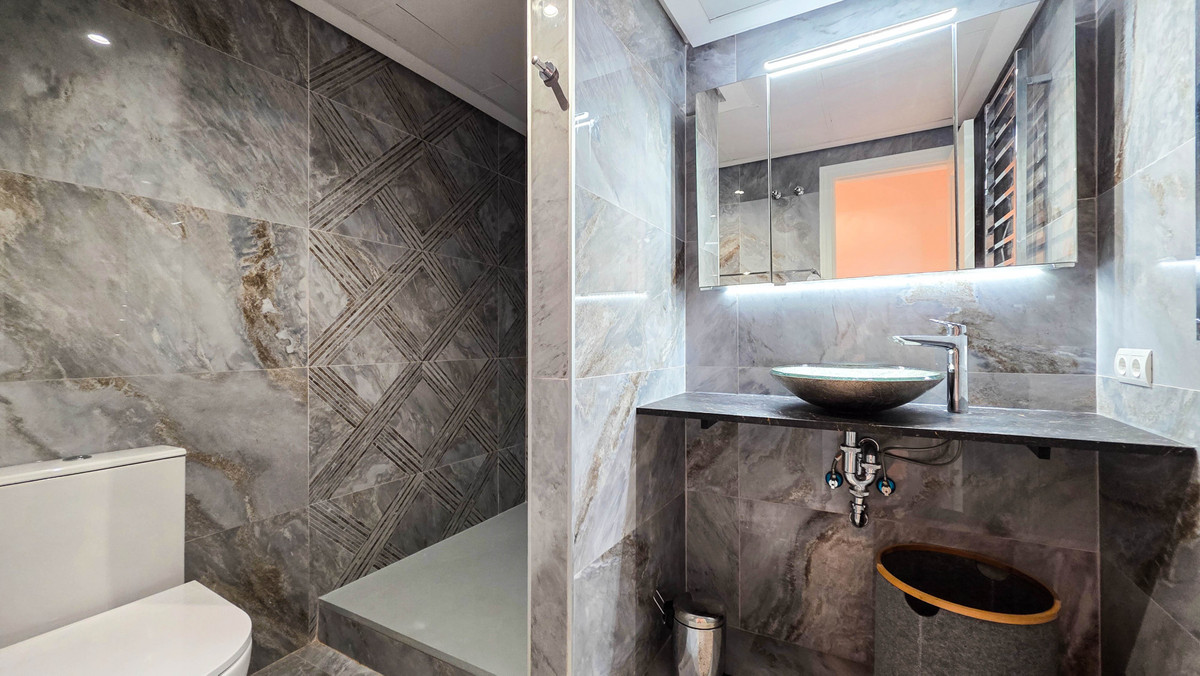 3 Bed Apartment for sale in La Duquesa Costa Del Sol, Málaga, Spain