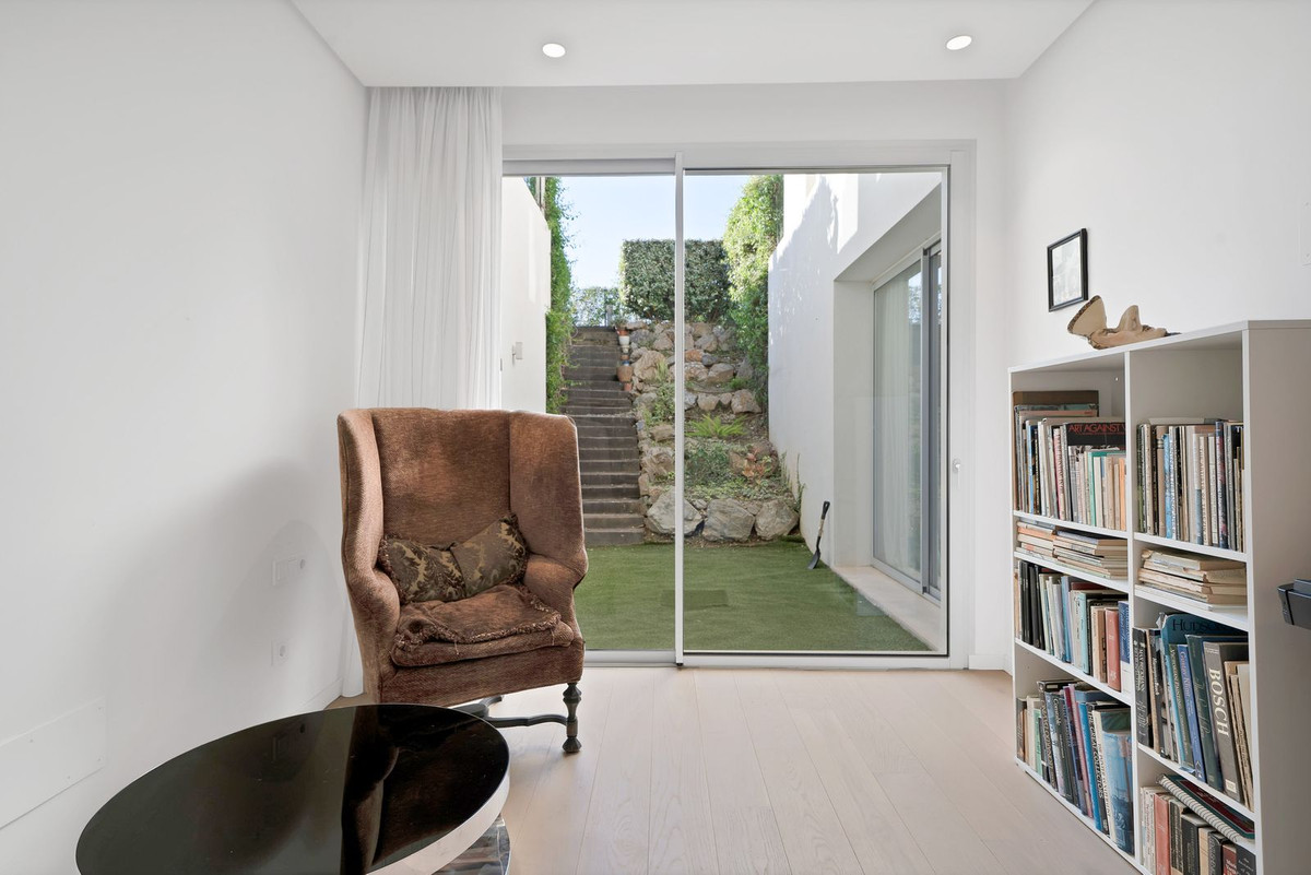 3 Bed Apartment for sale in Benahavís Costa Del Sol, Málaga, Spain