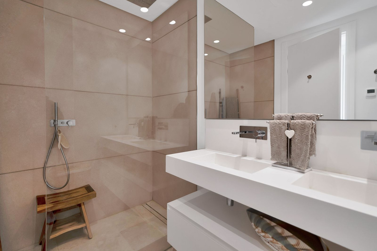 3 Bed Apartment for sale in Benahavís Costa Del Sol, Málaga, Spain