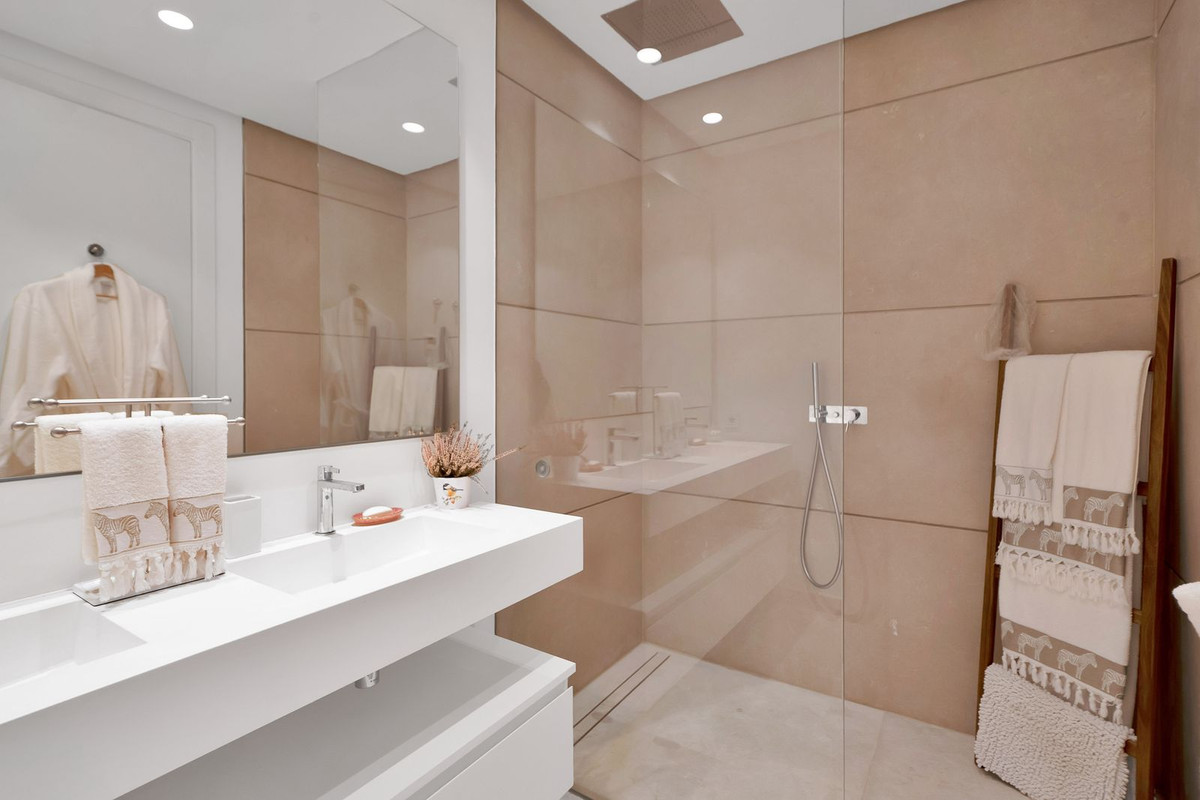 3 Bed Apartment for sale in Benahavís Costa Del Sol, Málaga, Spain