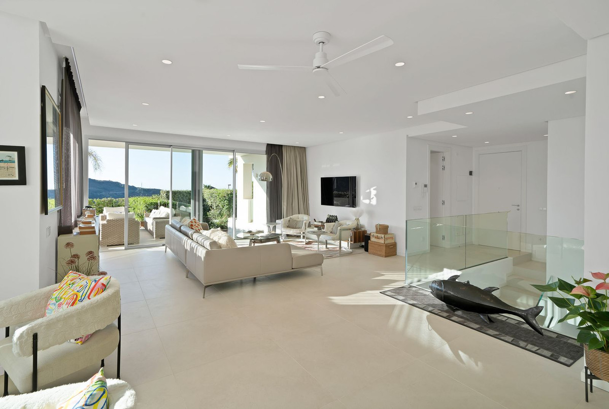 3 Bed Apartment for sale in Benahavís Costa Del Sol, Málaga, Spain