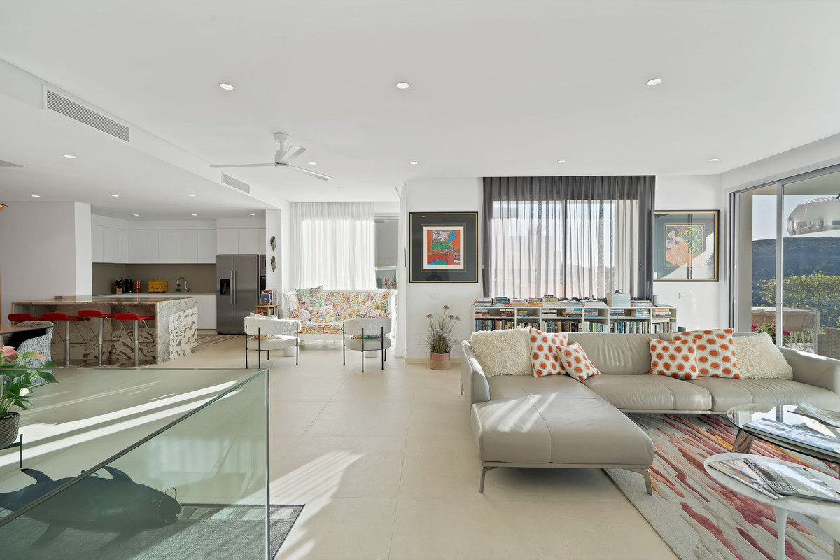 3 Bed Apartment for sale in Benahavís Costa Del Sol, Málaga, Spain