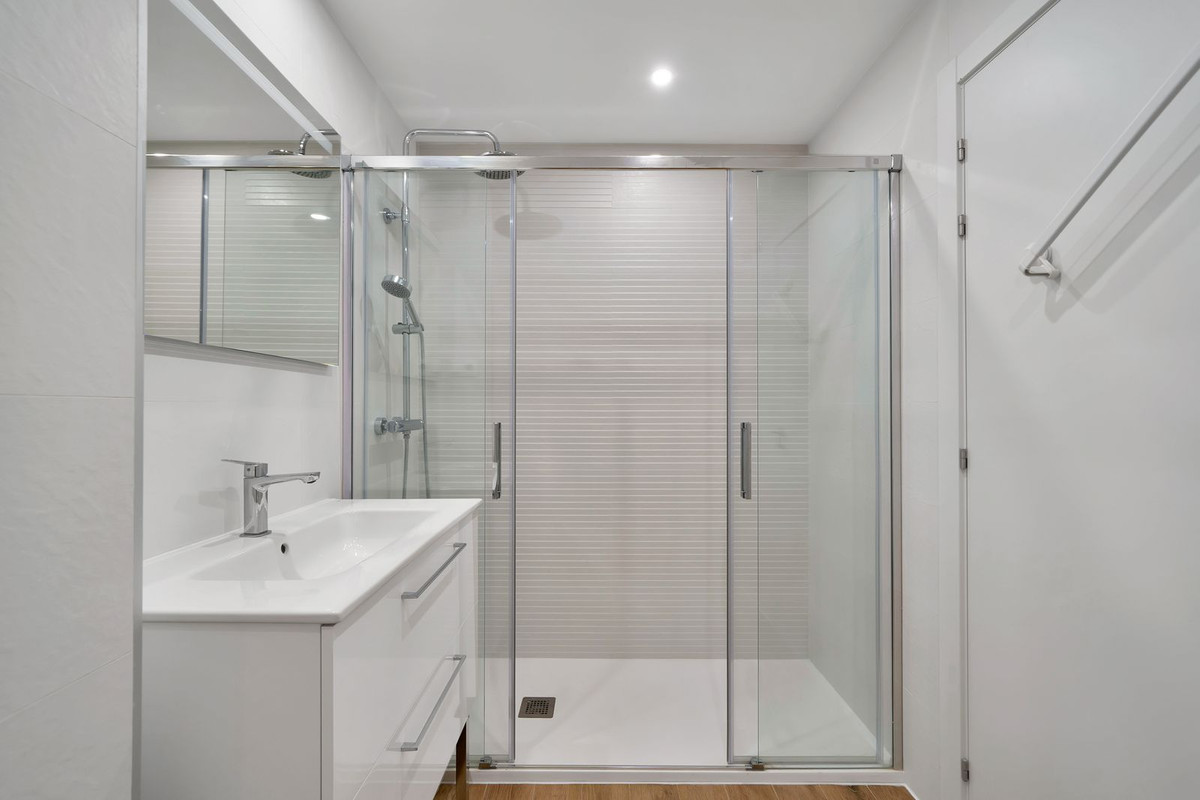 Se vende Apartamento Planta Media de 2 dormitorios en Costa Del Sol, Málaga, España