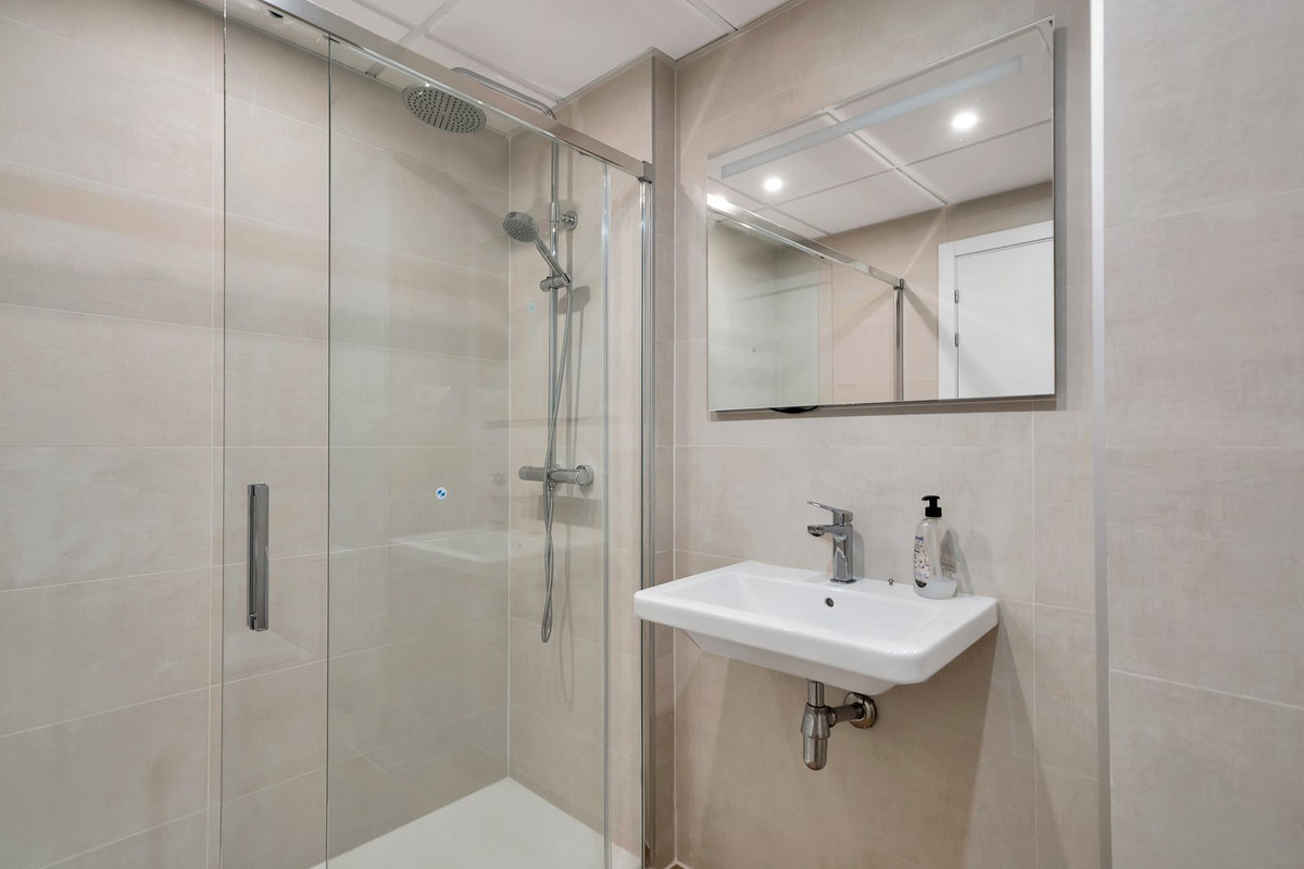 Se vende Apartamento Planta Media de 2 dormitorios en Costa Del Sol, Málaga, España