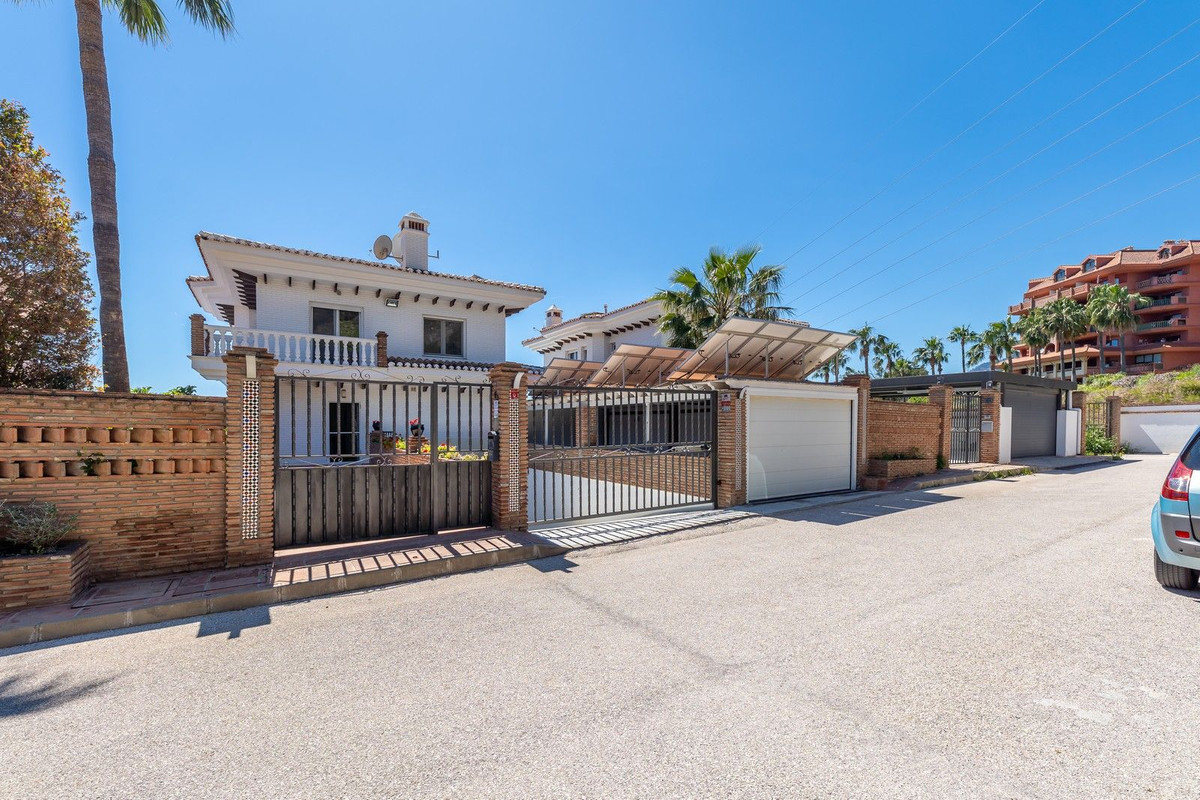 5 Bed Townhouse for sale in La Capellania Costa Del Sol, Málaga, Spain