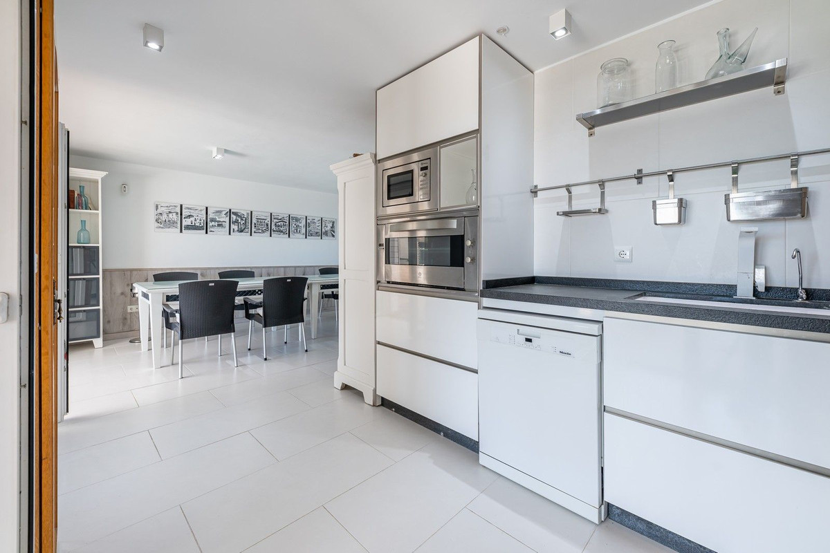 5 Bed Townhouse for sale in La Capellania Costa Del Sol, Málaga, Spain