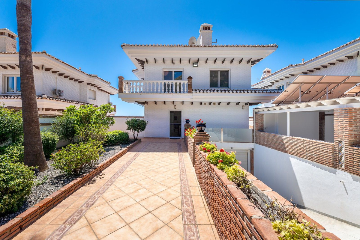 5 Bed Townhouse for sale in La Capellania Costa Del Sol, Málaga, Spain