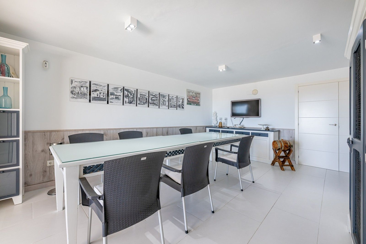 5 Bed Townhouse for sale in La Capellania Costa Del Sol, Málaga, Spain