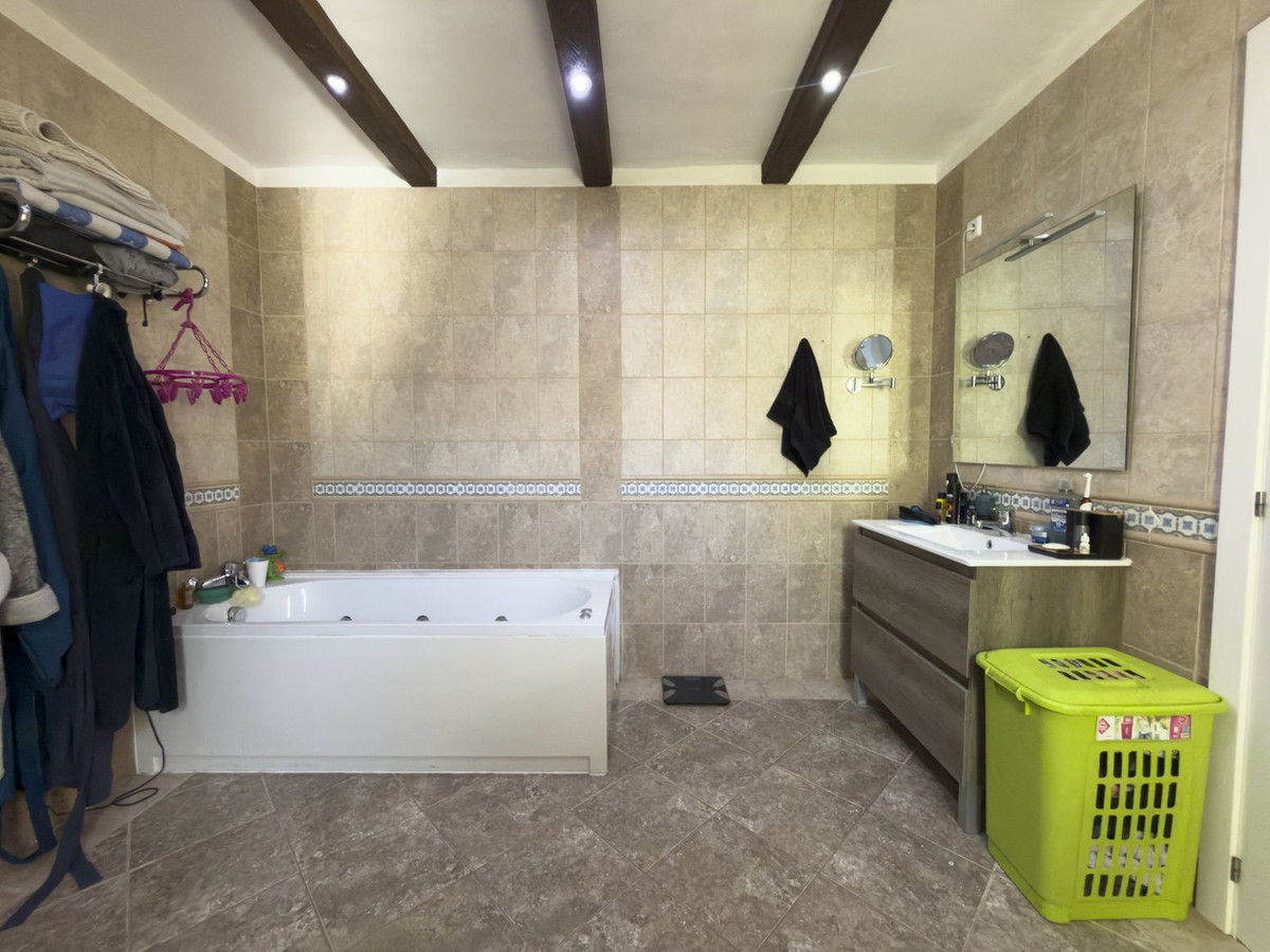 5 Bed Townhouse for sale in Coín Costa Del Sol, Málaga, Spain