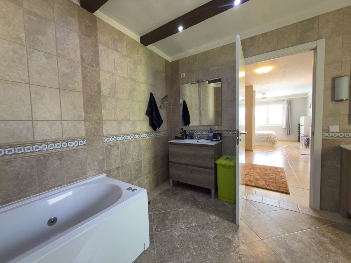 5 Bed Townhouse for sale in Coín Costa Del Sol, Málaga, Spain