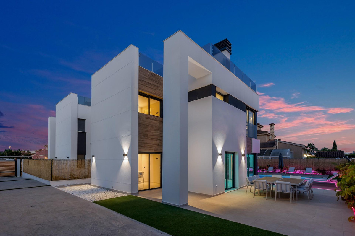Se vende Villa - Chalet de 3 dormitorios en Costa Blanca, Alicante, España