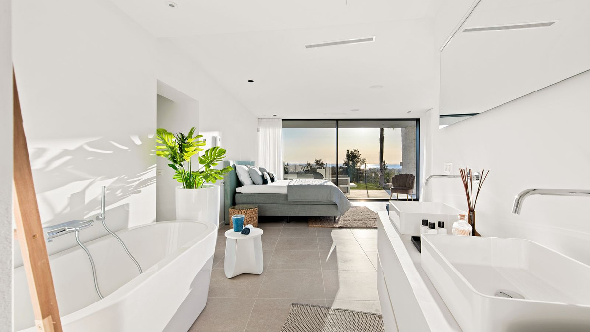 5 Bed Townhouse for sale in Benahavís Costa Del Sol, Málaga, Spain