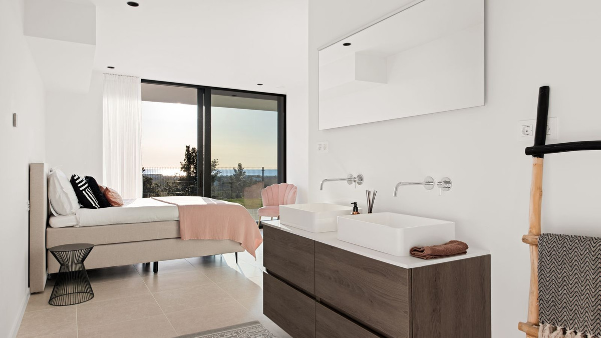 5 Bed Townhouse for sale in Benahavís Costa Del Sol, Málaga, Spain
