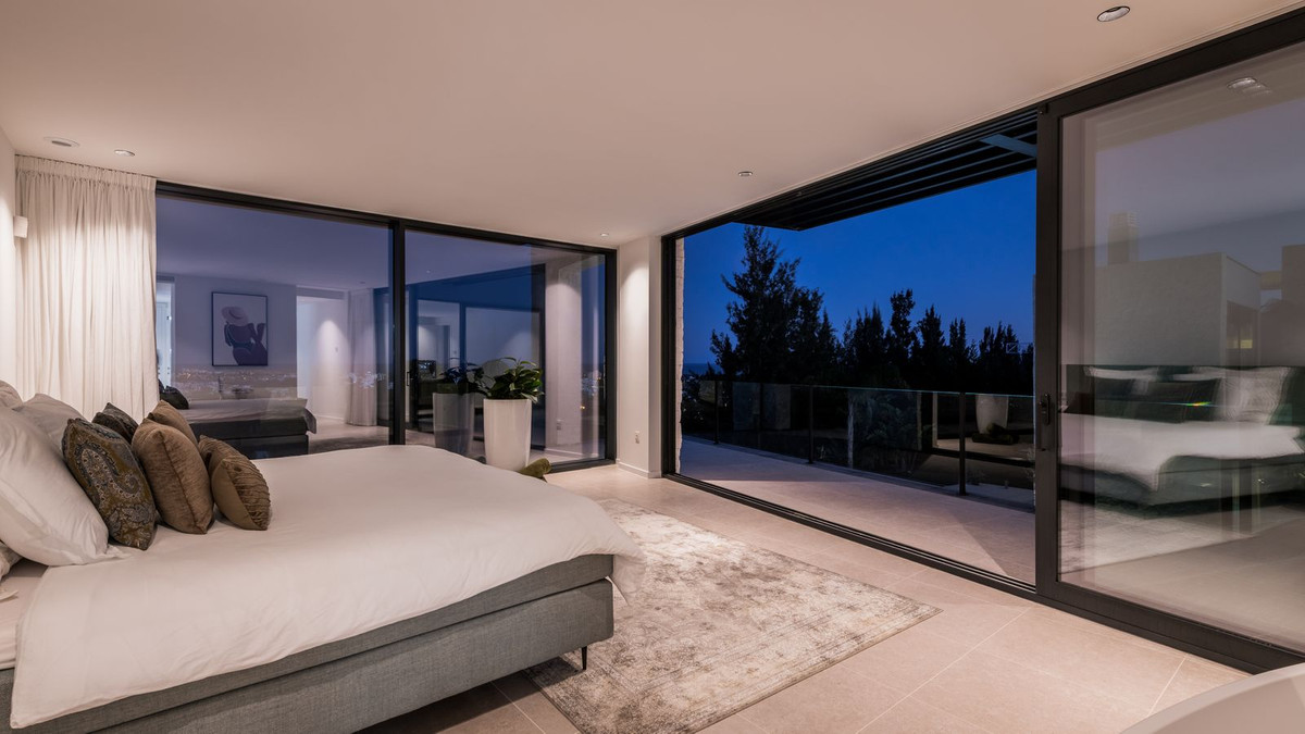 5 Bed Townhouse for sale in Benahavís Costa Del Sol, Málaga, Spain