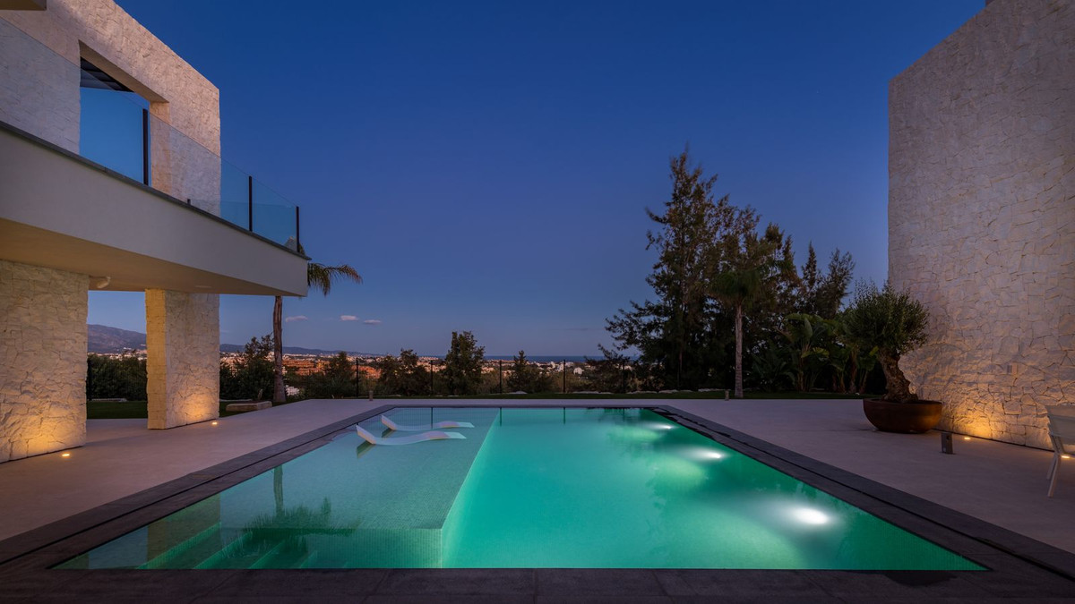 5 Bed Townhouse for sale in Benahavís Costa Del Sol, Málaga, Spain