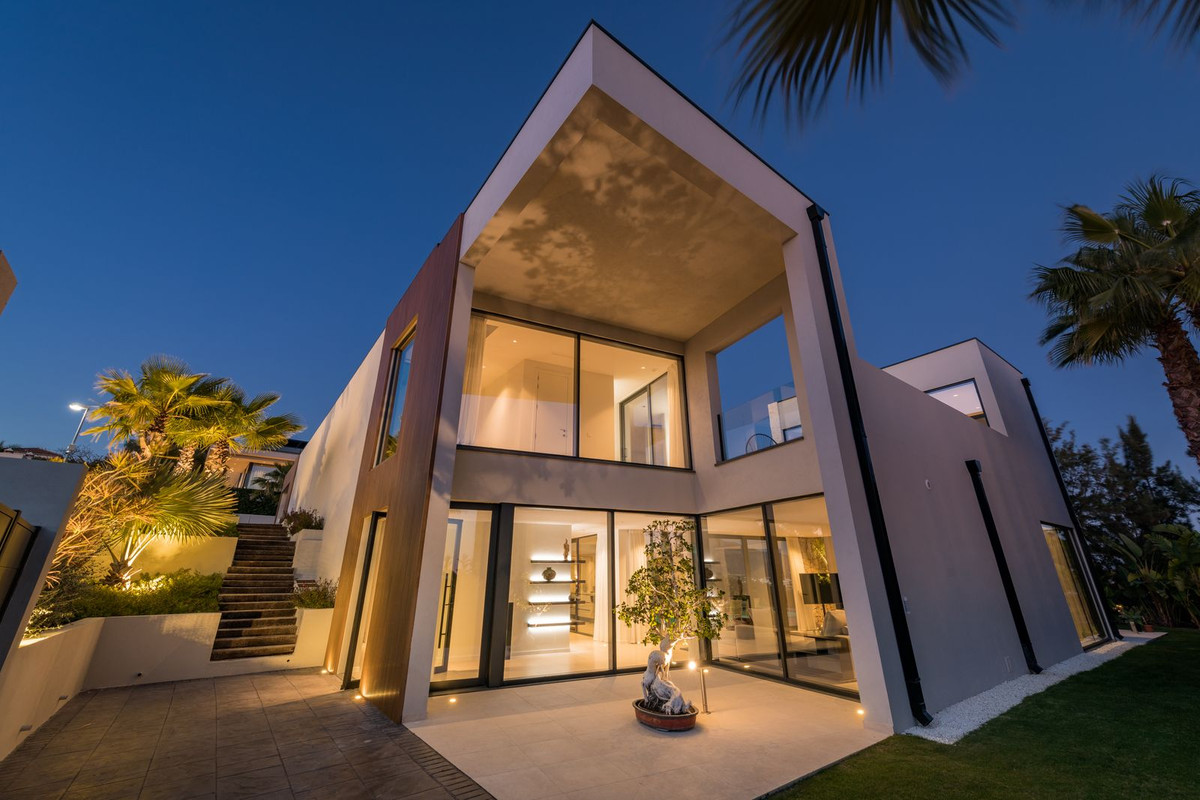5 Bed Townhouse for sale in Benahavís Costa Del Sol, Málaga, Spain
