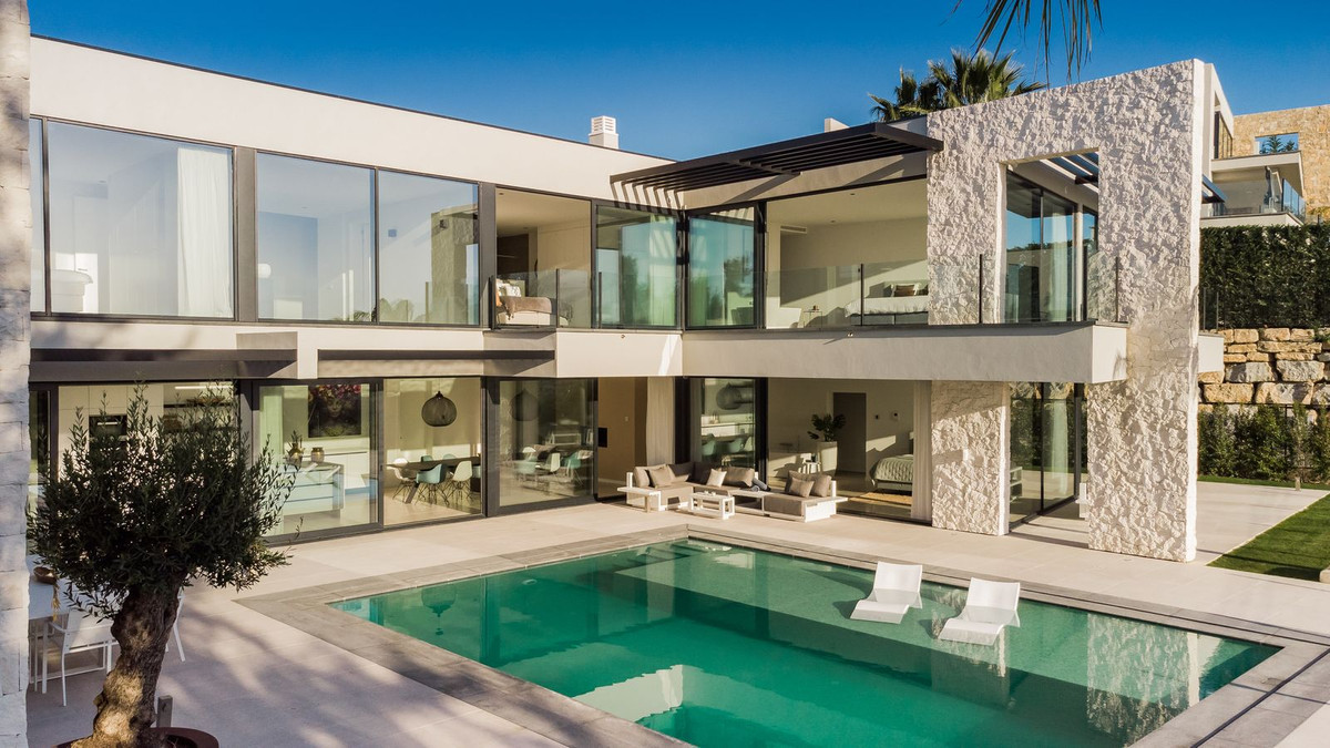 5 Bed Townhouse for sale in Benahavís Costa Del Sol, Málaga, Spain