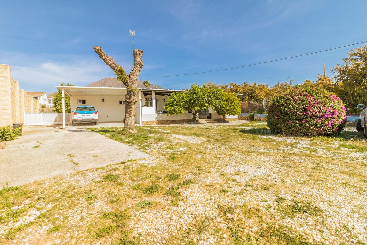 2 Bed Townhouse for sale in Estepona Costa Del Sol, Málaga, Spain