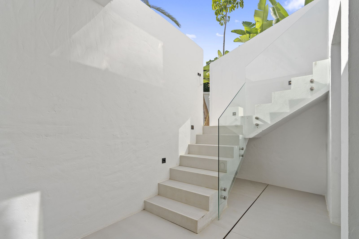 4 Bed Apartment for sale in El Paraiso Costa Del Sol, Málaga, Spain