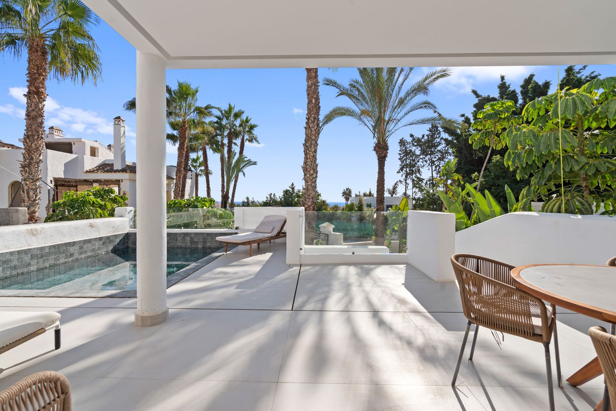 4 Bed Apartment for sale in El Paraiso Costa Del Sol, Málaga, Spain