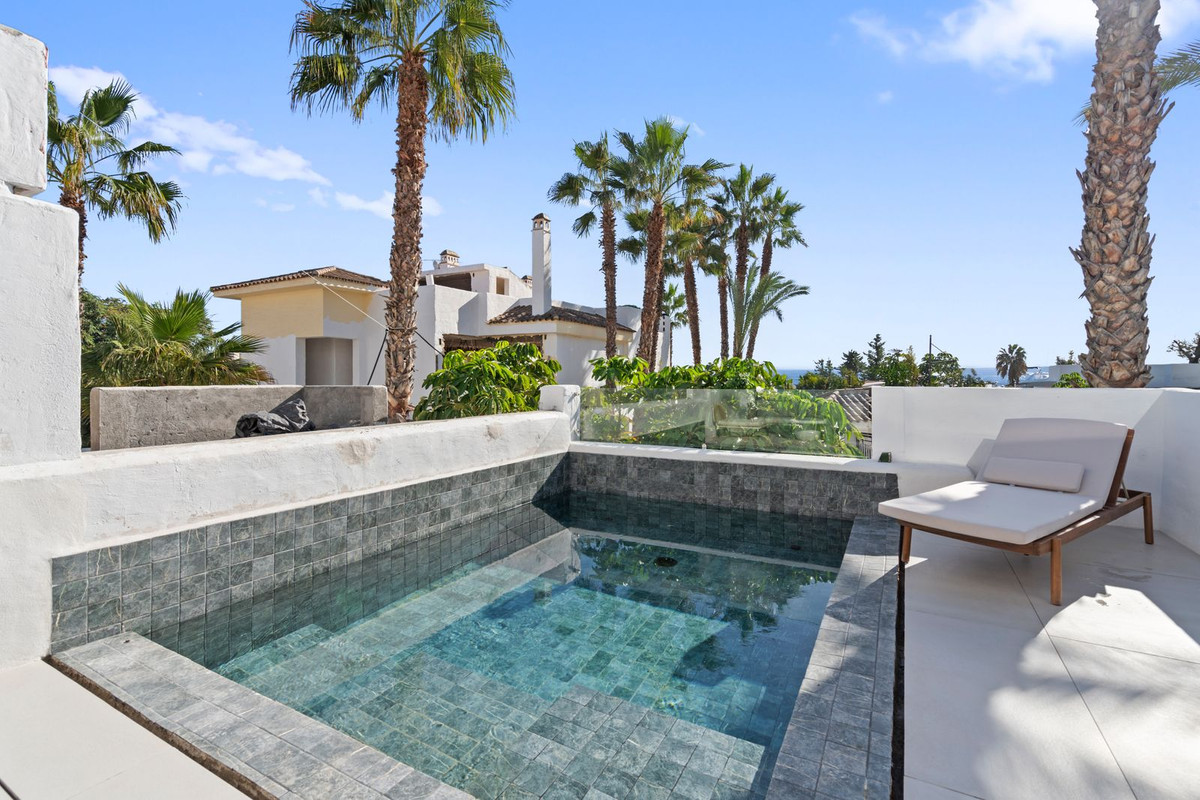 4 Bed Apartment for sale in El Paraiso Costa Del Sol, Málaga, Spain