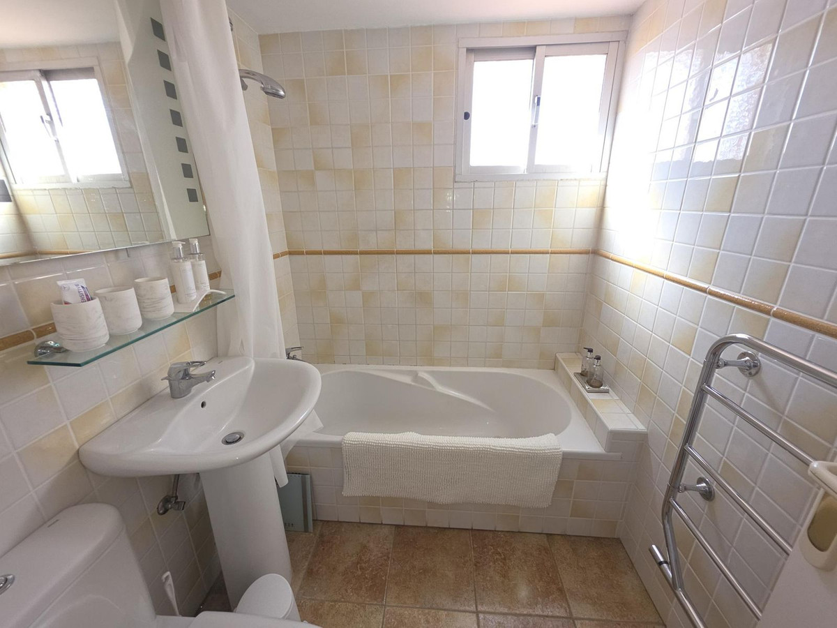 2 Bed Apartment for sale in Fuengirola Costa Del Sol, Málaga, Spain