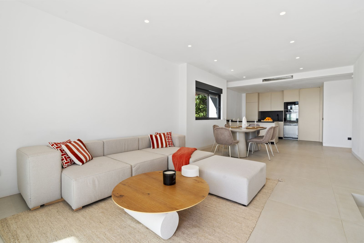 4 Bed Apartment for sale in El Paraiso Costa Del Sol, Málaga, Spain