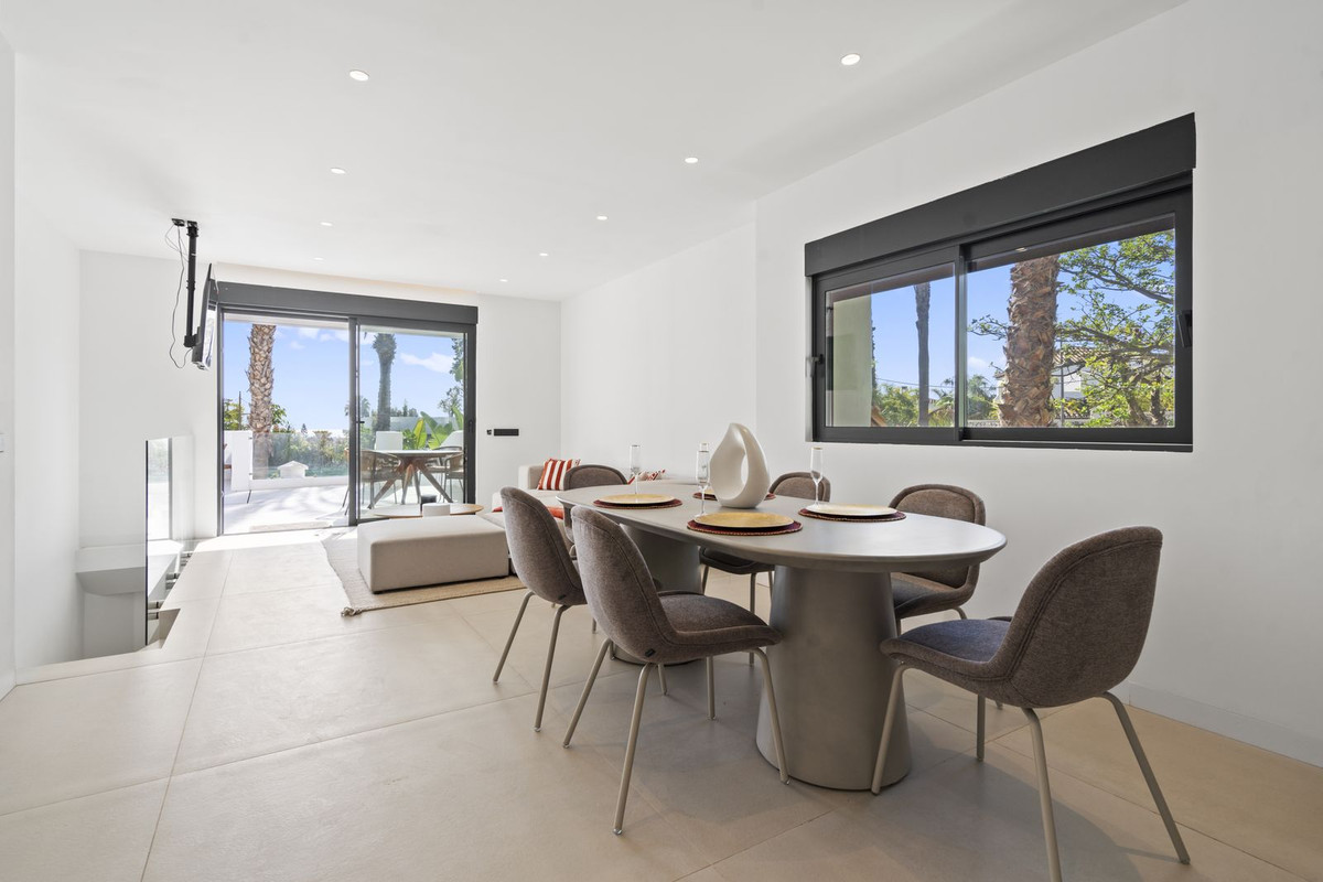 4 Bed Apartment for sale in El Paraiso Costa Del Sol, Málaga, Spain