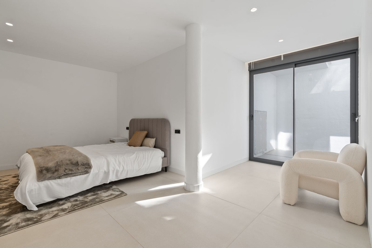 4 Bed Apartment for sale in El Paraiso Costa Del Sol, Málaga, Spain