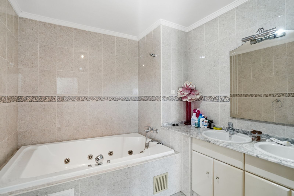 6 Bed Townhouse for sale in Benalmadena Costa Del Sol, Málaga, Spain