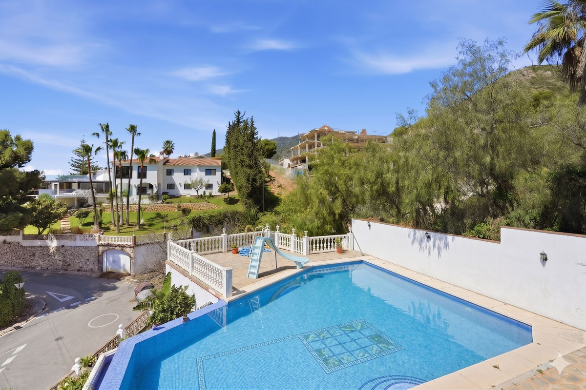 6 Bed Townhouse for sale in Benalmadena Costa Del Sol, Málaga, Spain