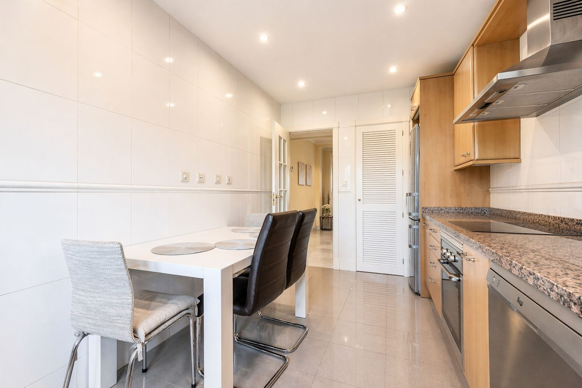 Se vende Apartamento Planta Media de 2 dormitorios en Costa Del Sol, Málaga, España