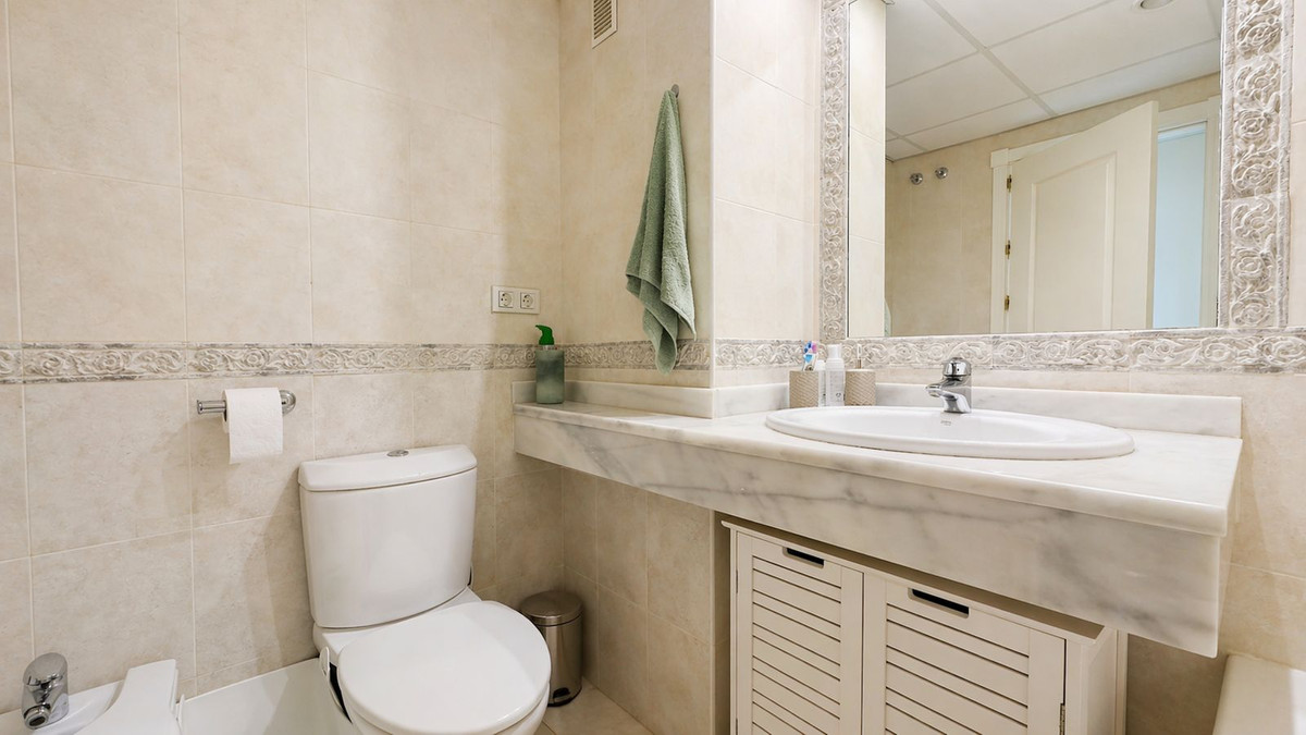 Se vende Apartamento Planta Media de 2 dormitorios en Costa Del Sol, Málaga, España
