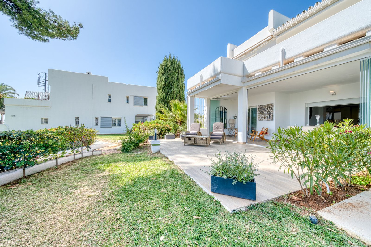 2 Bed Apartment for sale in Aloha Costa Del Sol, Málaga, Spain