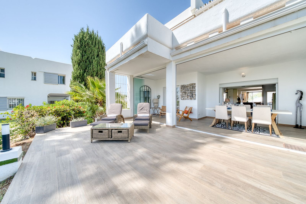 2 Bed Apartment for sale in Aloha Costa Del Sol, Málaga, Spain