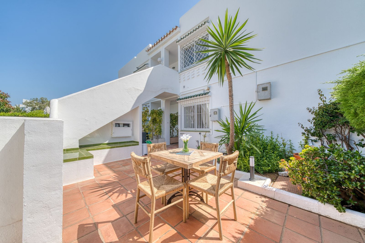 2 Bed Apartment for sale in Aloha Costa Del Sol, Málaga, Spain