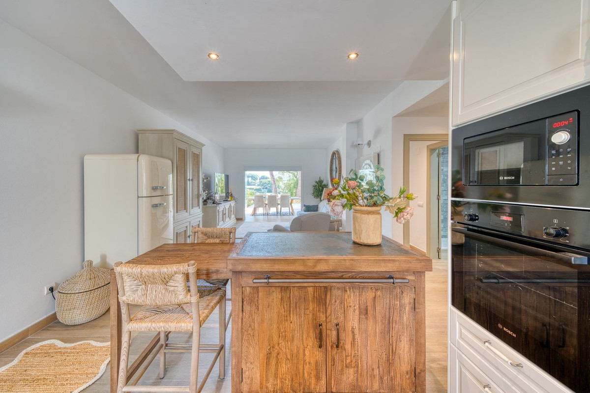 2 Bed Apartment for sale in Aloha Costa Del Sol, Málaga, Spain