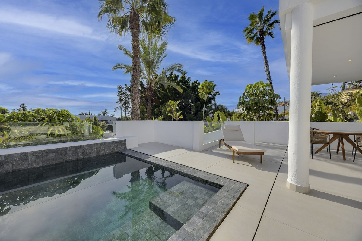 4 Bed Apartment for sale in El Paraiso Costa Del Sol, Málaga, Spain