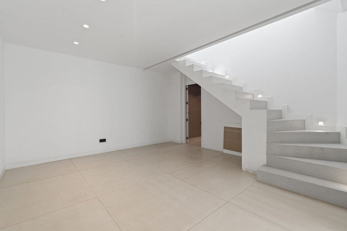 4 Bed Apartment for sale in El Paraiso Costa Del Sol, Málaga, Spain