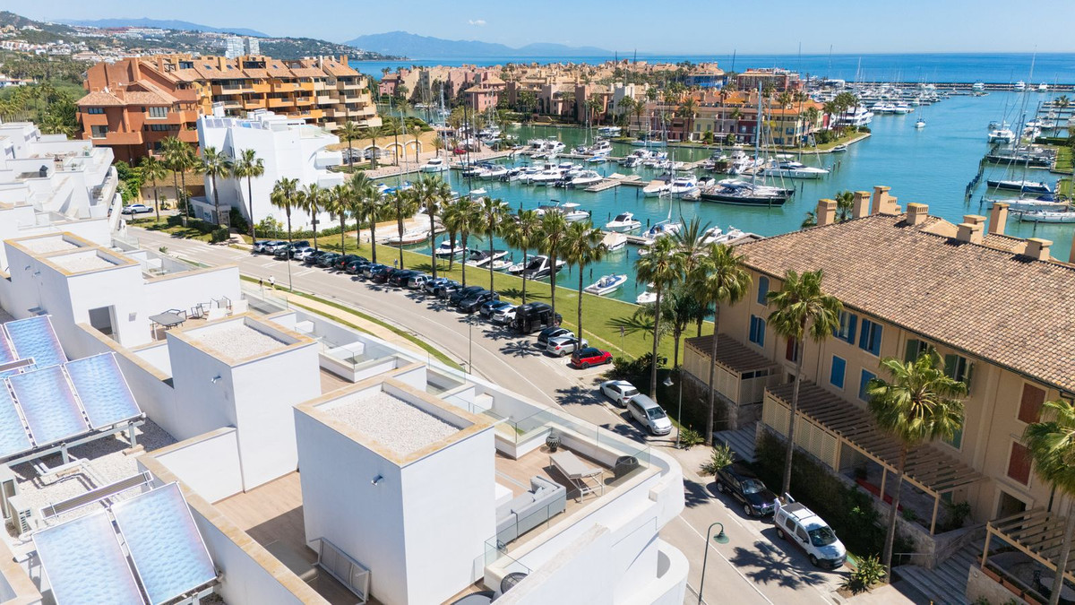 3 Bed Apartment for sale in Sotogrande Puerto Costa Del Sol, Cádiz, Spain