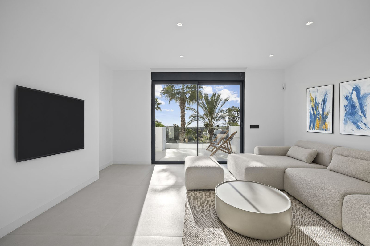 3 Bed Apartment for sale in El Paraiso Costa Del Sol, Málaga, Spain