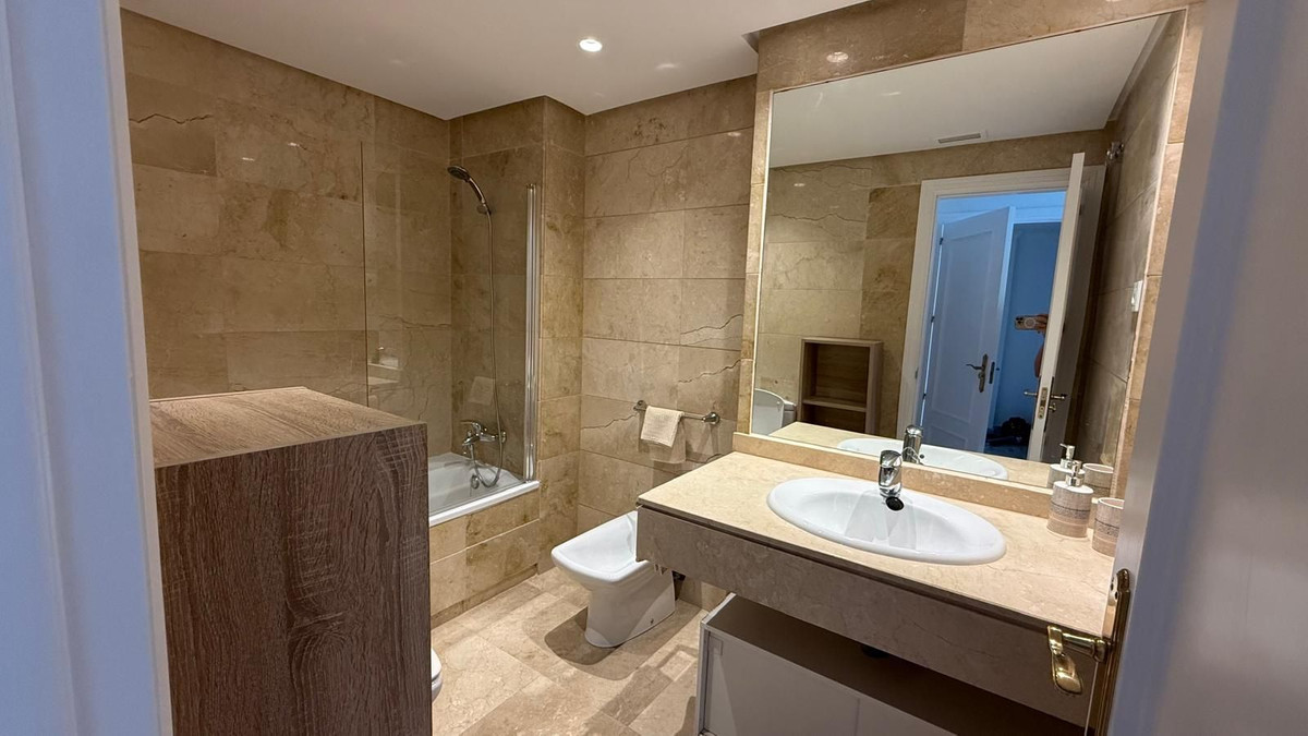 Se vende Apartamento Planta Media de 2 dormitorios en Costa Del Sol, Málaga, España